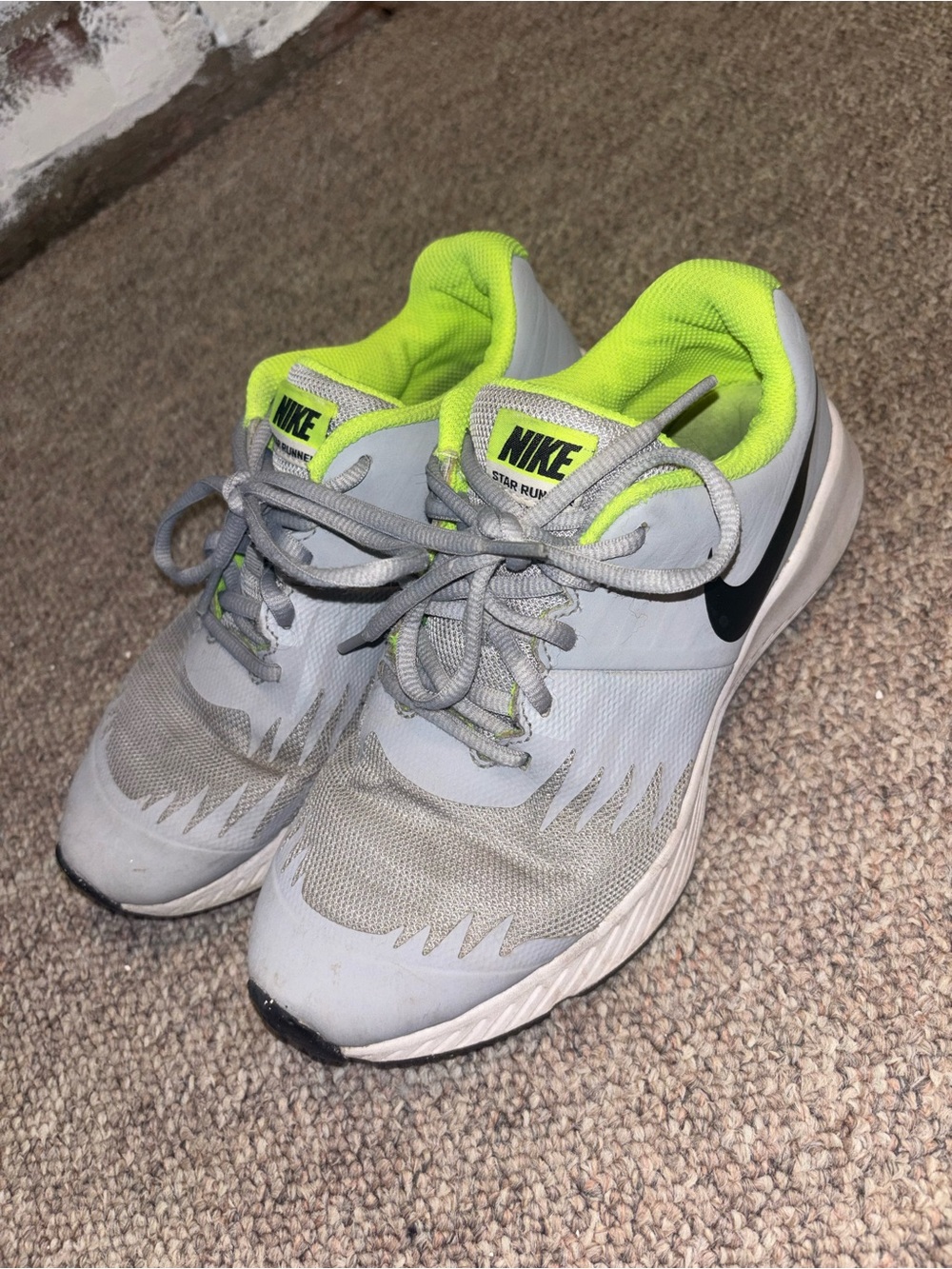 Nike Youth Running Shoes in Light Gray with Neon Yellow Accent